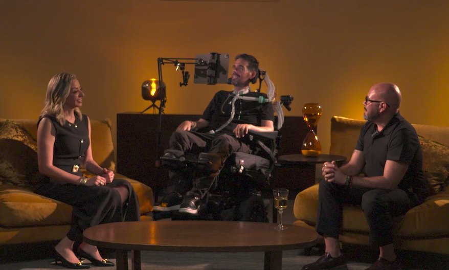 Los tres conductores conversando en el set del podcast.