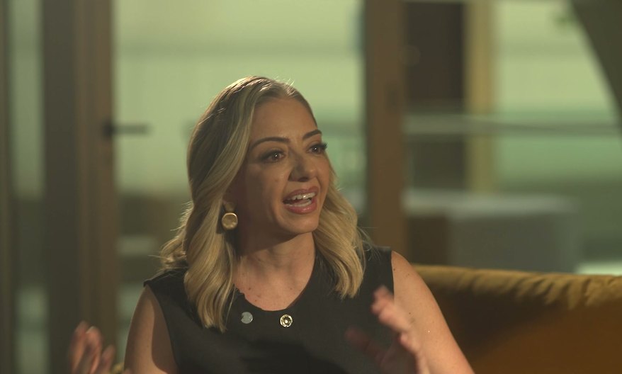 Aldana durante la conversación en el episodio piloto.